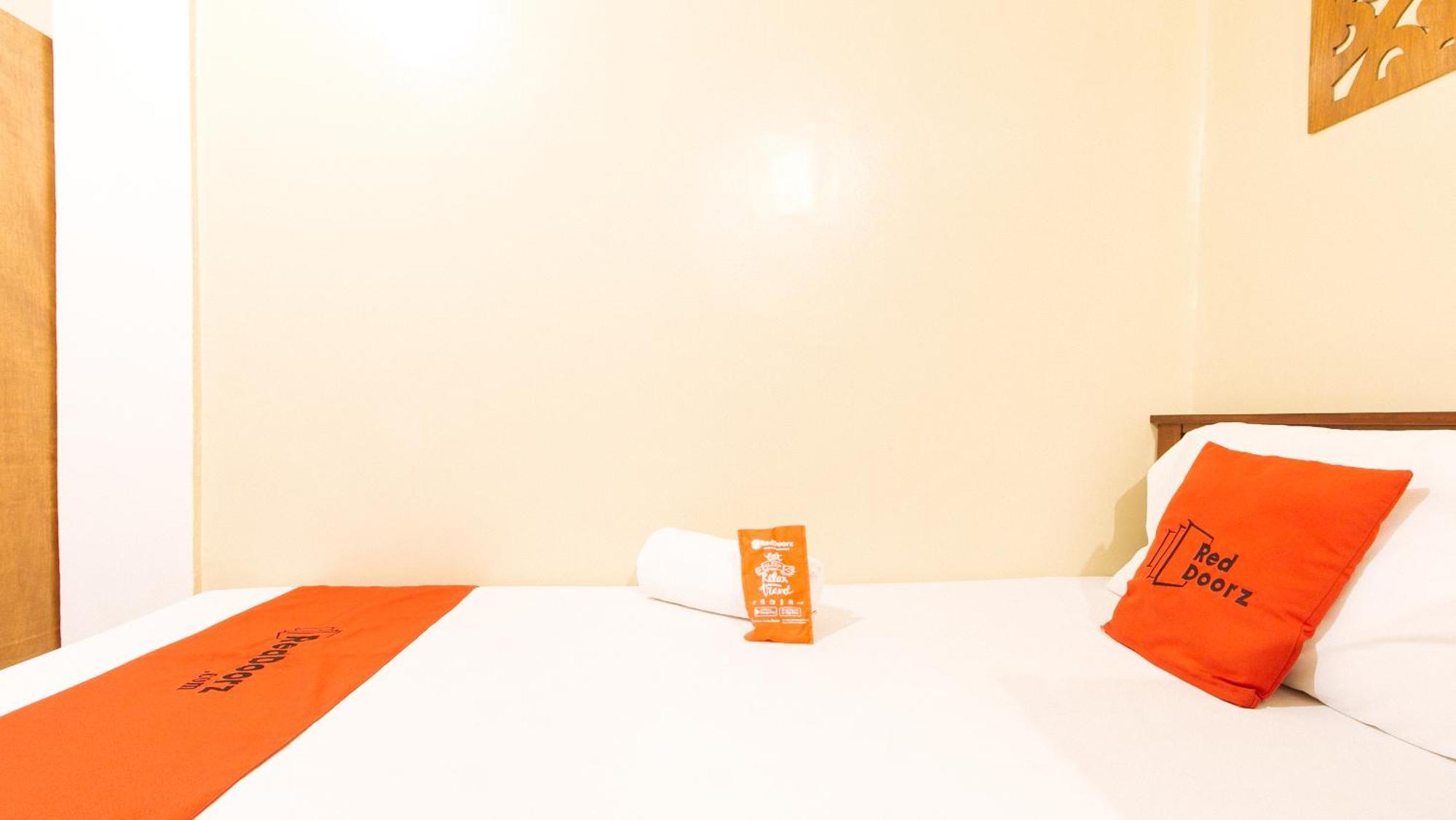 Reddoorz Near Pnr Espana Station Manila Exterior photo